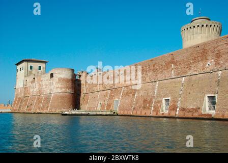 Livorno, Italien - September 2011: Mauer und Turm der Fortezza Vecchia, einer alten Festung am Hafen Stockfoto