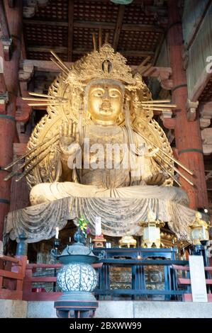 Goldene Statue von Buddha, am Todai-ji Tempel in Nara, Japan Stockfoto