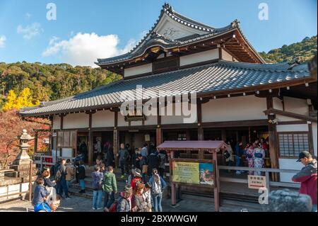 Ein Abschnitt des Kiyomizu-dera Schreines in Kyoto, Japan. Hier können die Besucher Souvenirs, Omikuji & ema kaufen Stockfoto