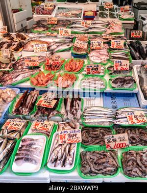 Auswahl an getrockneten und frischen Meeresfrüchten zum Verkauf auf dem Ameyoko-Markt in tokio, Japan Stockfoto