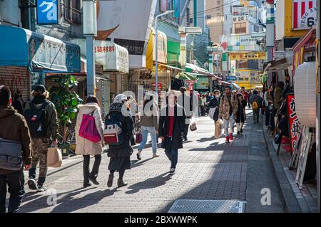 Menschen, die auf dem Ameyoko-Markt in Tokio, Japan, spazieren gehen Stockfoto