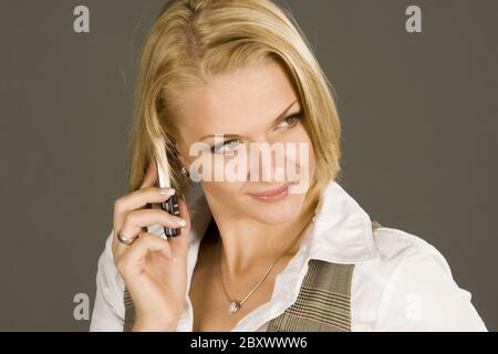 Junge, blonde Frau, telefoniert mit Handy, junge blonde Frau, Anruf mit Handy Stockfoto