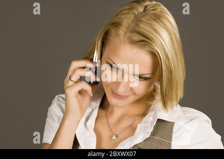 Junge, blonde Frau, telefoniert mit Handy, junge blonde Frau, Handy mit Handy Stockfoto