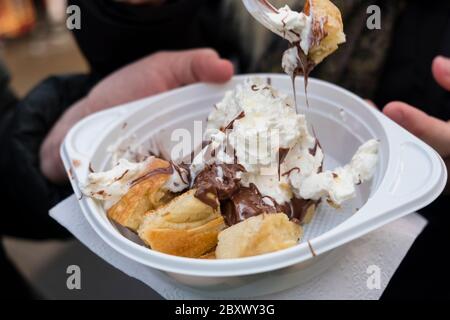 Nahaufnahme eines süßen Leckerbissen-Dessert von einem Outdoor Food-Stand am Alexanderplatz Weihnachtsmarkt, Mitte, Berlin Stockfoto