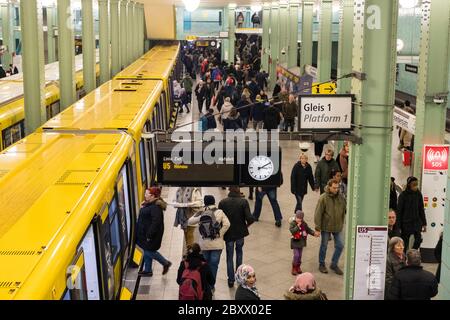 Innenansicht des Bahnsteigs 1 mit Pendlern an der U-Bahn-Station U5 Linie Alexanderplatz in Berlin, Deutschland Stockfoto