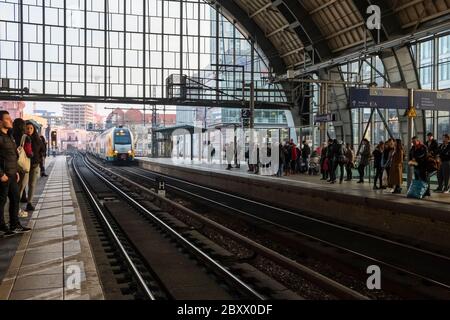 Pendler warten auf die ankommende S-Bahn Alexanderplatz Station in Berlin, Deutschland Stockfoto