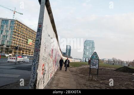 Graffiti auf einem Teil der originalen Berliner Mauer bei Strass & Muhlenstraße Stockfoto