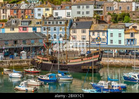 Die Nachbildung des Golden Hind Ships am Hafen von Brixham, Torbay, England, UK Stockfoto