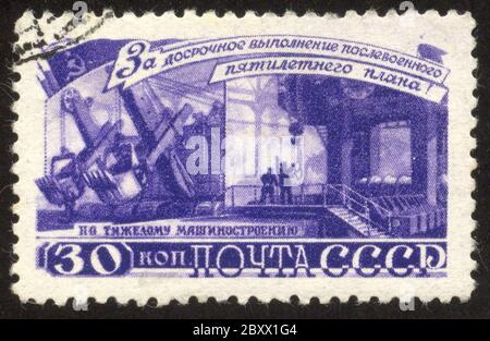 RUSSLAND - UM 1956: Briefmarke von Russland gedruckt, zeigt Arbeiter in der Fabrik, um 1956. Stockfoto