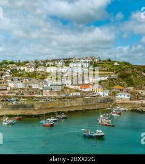 Blick über den Hafen des Fischerdorfes Mevagissey in Cornwall, England, Großbritannien Stockfoto