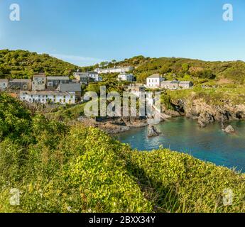 Blick auf das kleine kornische Küstendorf Portloe, Cornwall, England, Großbritannien Stockfoto