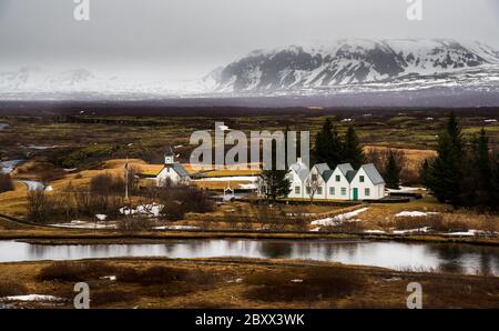 Kleine Seen und Häuser im Thingvellir Nationalpark, Teil der Goldener Rundreise in Island Stockfoto