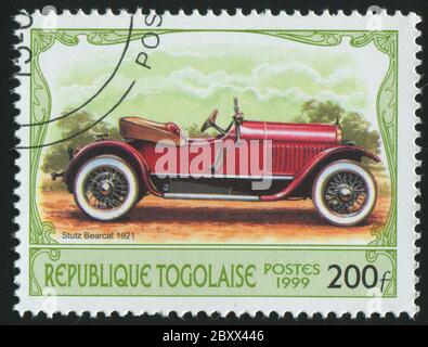 TOGO - UM 1999: Briefmarke gedruckt von Togo, zeigt Retro-Auto, um 1999. Stockfoto