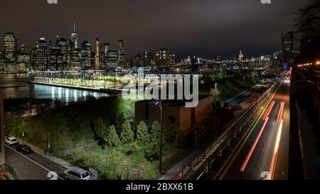 Nachtwanderwege mit Blick von der Brooklyn Heights Promenade auf die Skyline von Manhattan, NYC Stockfoto