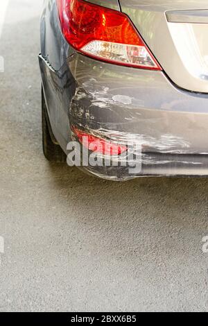 Die Rückseite des neuen silbernen Autos wird zerkratzt, durch Unfall auf dem Parkplatz beschädigt Stockfoto