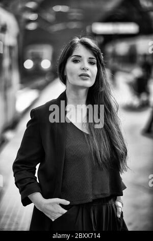 Eine Portugiesin wartet im Bahnhof São Bento in Porto, Portugal Stockfoto