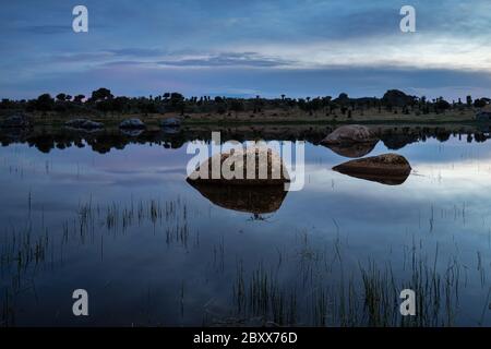 Sonnenuntergang in der natürlichen Umgebung des Barruecos. Der Extremadura. Spanien. Stockfoto