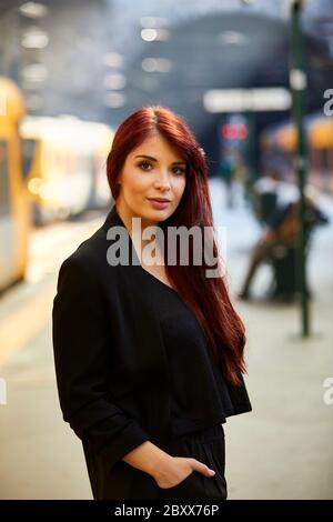 Eine Portugiesin wartet im Bahnhof São Bento in Porto, Portugal Stockfoto