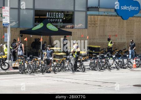 Whole Foods Market setzt Carla Cargo Anhänger mit E-Bike für die Lebensmittellieferung in Midtown Manhattan während der COVID-19 Pandemie in New York City, USA ein Stockfoto