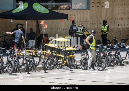 Whole Foods Market setzt Carla Cargo Anhänger mit E-Bike für die Lebensmittellieferung in Midtown Manhattan während der COVID-19 Pandemie in New York City, USA ein Stockfoto