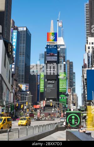 Times Square elektronische Plakatwände ehren schwarze Leben Angelegenheit, NYC, USA Stockfoto
