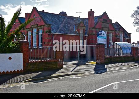 Die Newton Primary School befindet sich in der New Road am Rande der Küstenstadt Porthcawl. Stockfoto