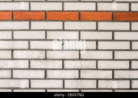 Weiße und orange Ziegelwand mit Linie Stockfoto