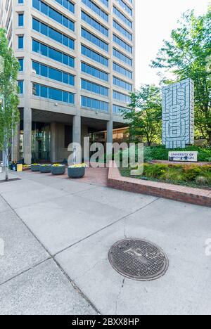 Kunstwerk und Schild der Universität von Washington in der Nähe des UW Tower in Seattle, Washington State Stockfoto