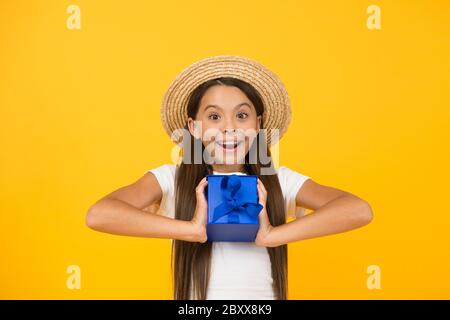 Herzlichen Glückwunsch. Überrascht kleines Mädchen halten Geschenk-Box. Angenehmes Geschenk. Sommerferien Feier. Happy Holiday Party Verkauf. Nette kleine Kauf. Internationaler Kindertag. Alles gute zum Geburtstag für Sie. Stockfoto