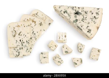 Sliced Blue Cheese isoliert auf weißem Hintergrund mit Clipping Pfad und volle Schärfentiefe. Draufsicht. Flach liegend. Stockfoto