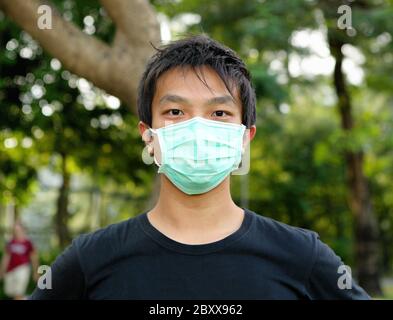 junger Mann mit Gesichtsmaske Stockfoto