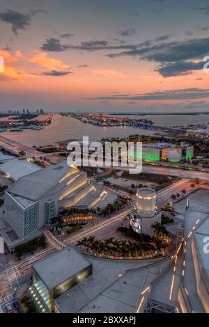 Wunderschöner Sonnenuntergang über Downtown Miami in Florida Stockfoto