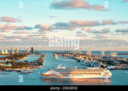 Kreuzfahrtschiff - Miami Stockfoto