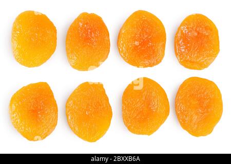 Getrocknete Aprikosen isoliert auf weißem Hintergrund mit Clipping-Pfad und volle Schärfentiefe. Draufsicht. Flach liegend. Set oder Sammlung Stockfoto