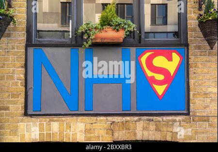 Ein NHS Superhelden Wandkunstschild, das die Hingabe aller NHS-Mitarbeiter während der Covid-Pandemie 19 in Southampton, England, preist Stockfoto