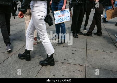 Weiße Deutsche gegen Rassismus unterschreiben bei einem Black Lives Matter Protest am Alexanderplatz Berlin. Stockfoto