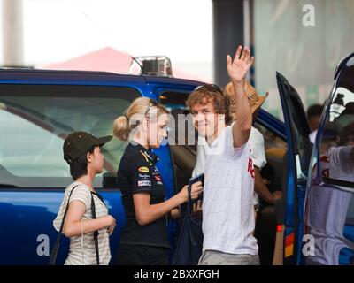 SEPANG, MALAYSIA - APRIL 10: Sebastian Vettel (Team Red Bull Racing) begrüßt die Fans bei der Autogrammstunde am Formel 1 GP, April Stockfoto