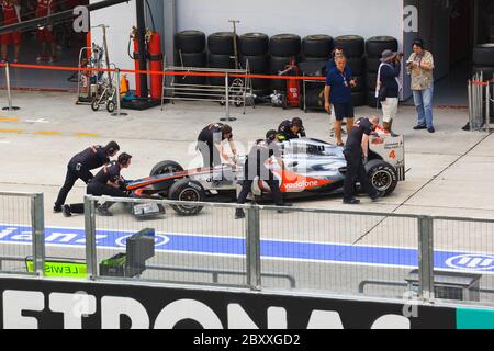 SEPANG, MALAYSIA - 8. APRIL: Jenson Button (Team Vodafone McLaren Mercedes) auf der Box beim ersten Training im Formel 1 GP, 8. April Stockfoto