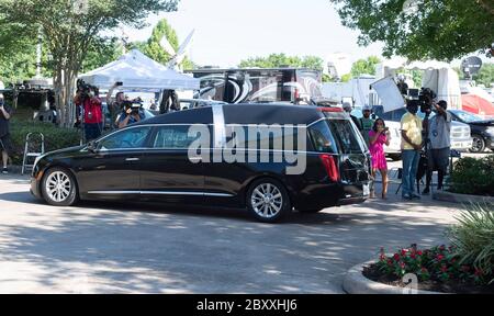 Der Sarg von GEORGE FLOYD kommt an der Fountain of Praise Church in Houston für die erste von zwei Gedenkfeiern vor seiner Beerdigung am Dienstag. Floyds Tod in Minneapolis vor zwei Wochen an den Händen eines weißen Polizisten hat Hunderte von Anti-Rassismus-Protesten weltweit hervorgebracht. Stockfoto