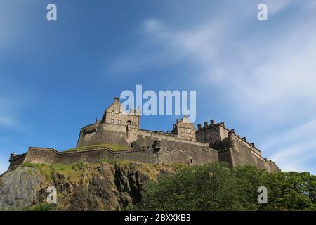 Edinburgh Castle auf Blue Sky Hintergrund Stockfoto