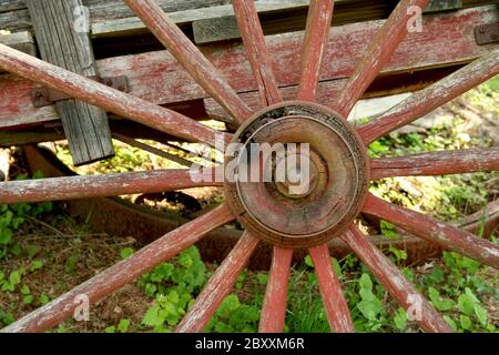 Eine alte verwitterte Red Wagon Wheel Stockfoto