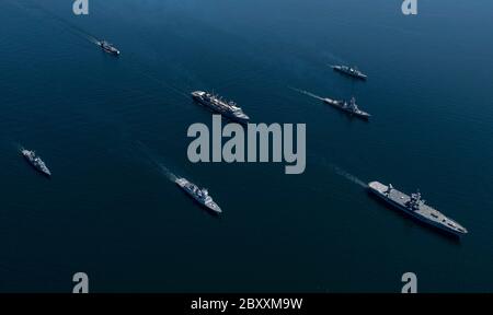 Ostsee, Usa. 08. Juni 2020. Marine Schiffe aus NATO-Mitgliedsländern in Segel in Formation während der Übung Baltic Operations 8. Juni 2020 in der Ostsee. Die abgebildeten Schiffe sind: Royal Canadian Navy Halifax-Klasse Fregatte HMCS Fredericton, Deutsche Navy Bremen-Klasse Fregatte FGS Lübeck, Deutsche Navy Rhone-Klasse Nachschub Öler FGS Rhön, Royal Norwegian Navy Fridtjof Nansen-Klasse Fregatte HNoMS Otto Suerdrup, U.S. Navy Blue Ridge-Klasse Kommando- und Kontrollschiff USS Mount Whitney, U.S. Navy Arleigh Burke-Klasse Und die US Navy Supply-Klasse schnell Stockfoto