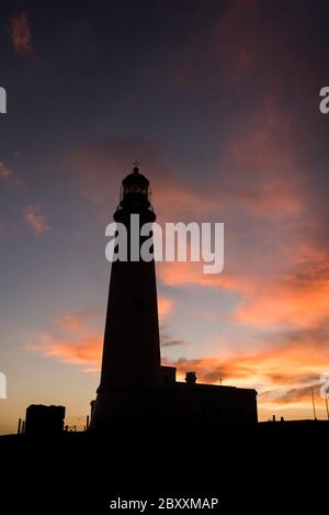 Leuchtturm von Cabo de Santa Maria, ein uruguayisches Wahrzeichen, das zum Nationalen Historischen Denkmal erklärt wurde, befindet sich in La Paloma, Rocha, Uruguay. Silhouette Stockfoto