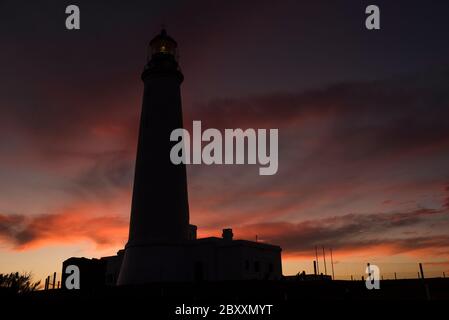 Leuchtturm von Cabo de Santa Maria, ein uruguayisches Wahrzeichen, das zum Nationalen Historischen Denkmal erklärt wurde, befindet sich in La Paloma, Rocha, Uruguay. Silhouette Stockfoto