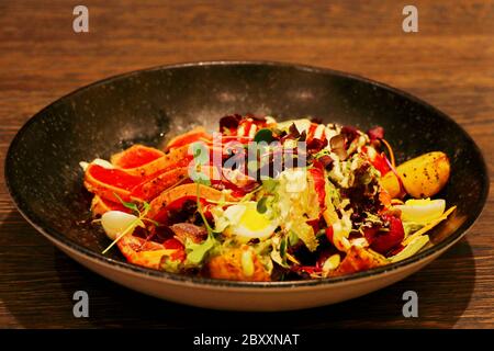 Klassischer Nikoisesalat mit gebratenen Thunfisch und knackigem Gemüse Stockfoto