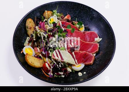 Klassischer Nikoisesalat mit gebratenen Thunfisch und knackigem Gemüse Stockfoto