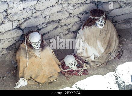 vorinka Mumie und Schädel in Chauchilla archäologische Stätte, Nazca, Peru. Stockfoto