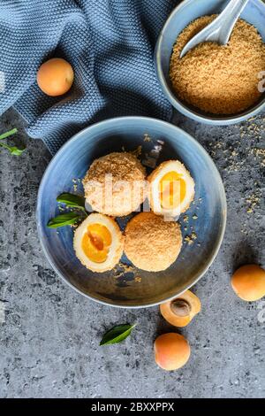 Marillenknödel – traditionelle österreichische süße Knödel, gefüllt mit Aprikose und mit Paniermehl überzogen Stockfoto