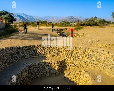 Aquadukte von Cantayoc in Nazca, Peru, Südamerika. Stockfoto