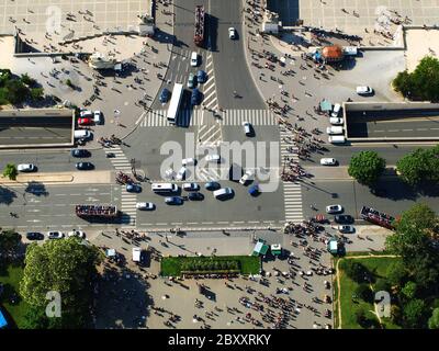 Kreuzung unter dem Eiffelturm (Paris, Frankreich) Stockfoto